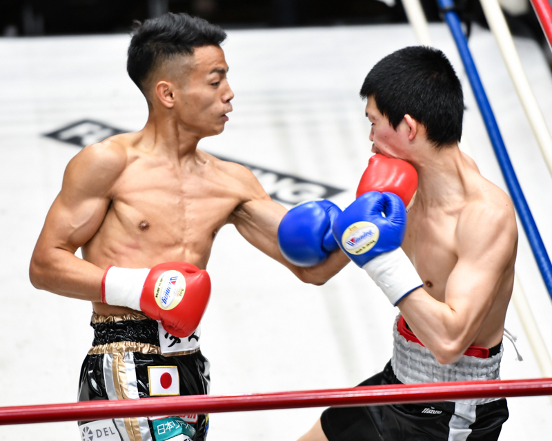 元K－1王者の武居由樹(左）が衝撃の103秒TKO勝利デビュー。この左アッパーが勝負を決める(写真・山口裕朗）