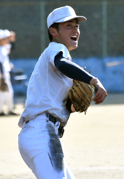 梅原雅斗内野手（２年）＝高知県須崎市で、北村栞撮影