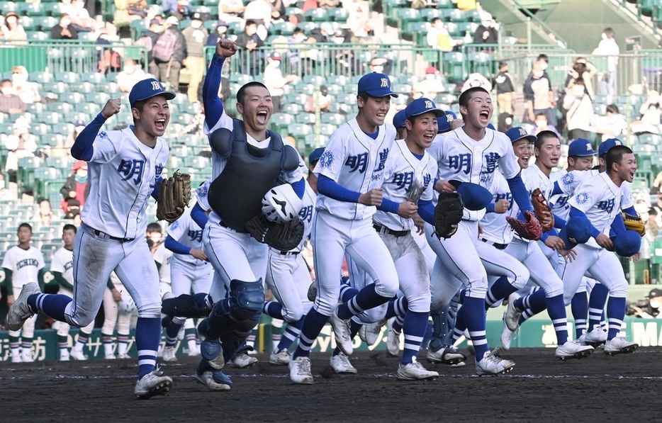 ベスト８進出を決め、アルプス席へ駆け出す明豊の選手たち＝平川義之撮影