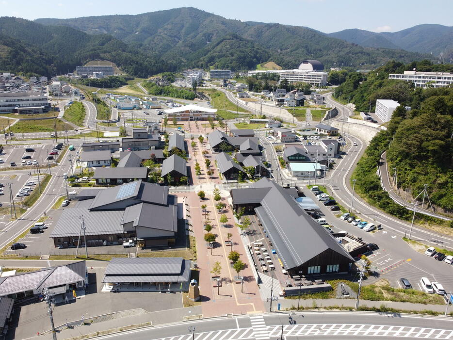 女川湾へとまっすぐ道が続く女川駅前