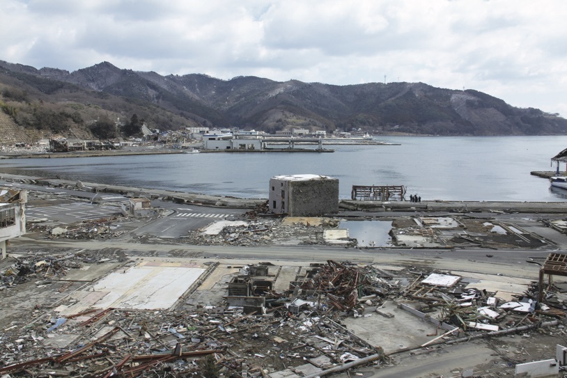 瓦礫（がれき）を撤去し水産業の復興が始まった当時の女川町