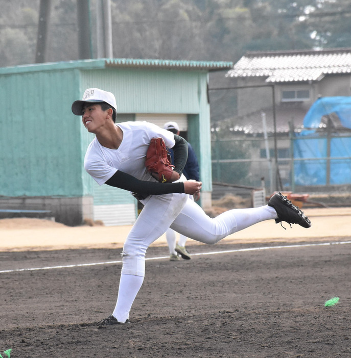 深沢鳳介投手＝千葉県松戸市串崎新田の専修大松戸高校野球部練習グラウンドで２０２１年２月１４日、長沼辰哉撮影