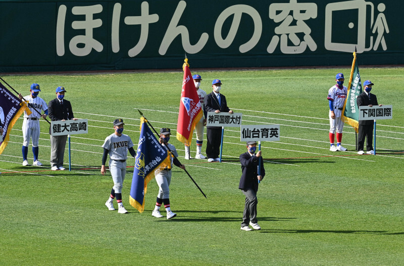 開会式リハーサルで内野へ向かって行進する主将たち＝阪神甲子園球場で2021年3月18日午前9時2分、平川義之撮影