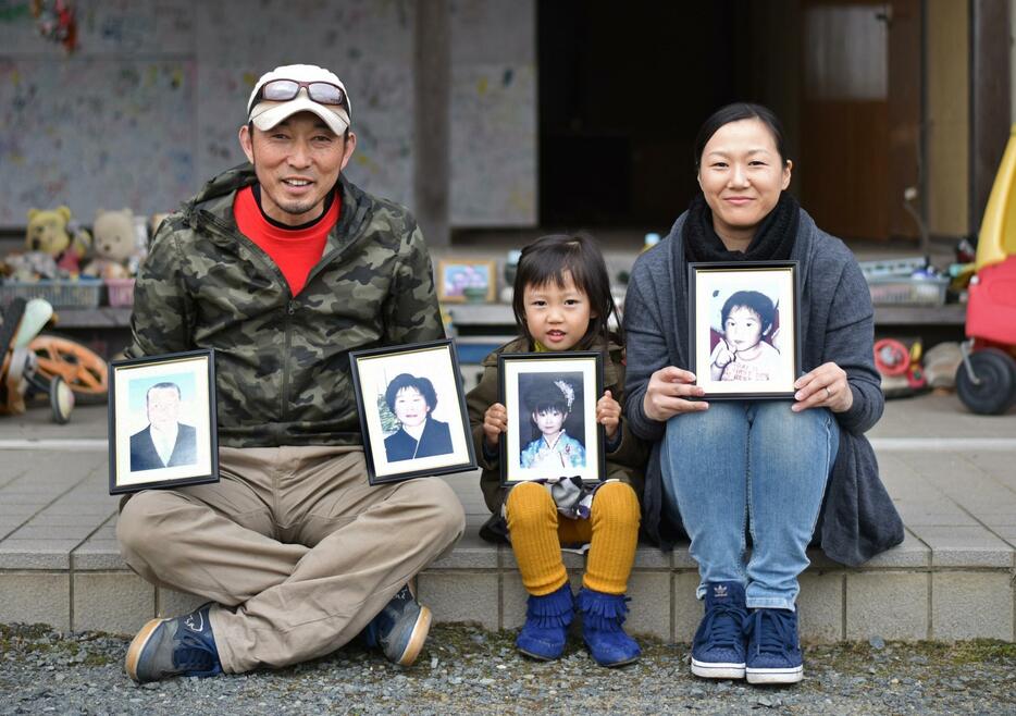 遺影を持つ上野敬幸さん、次女・倖吏生さん、妻・貴保さん（撮影：岩波友紀）