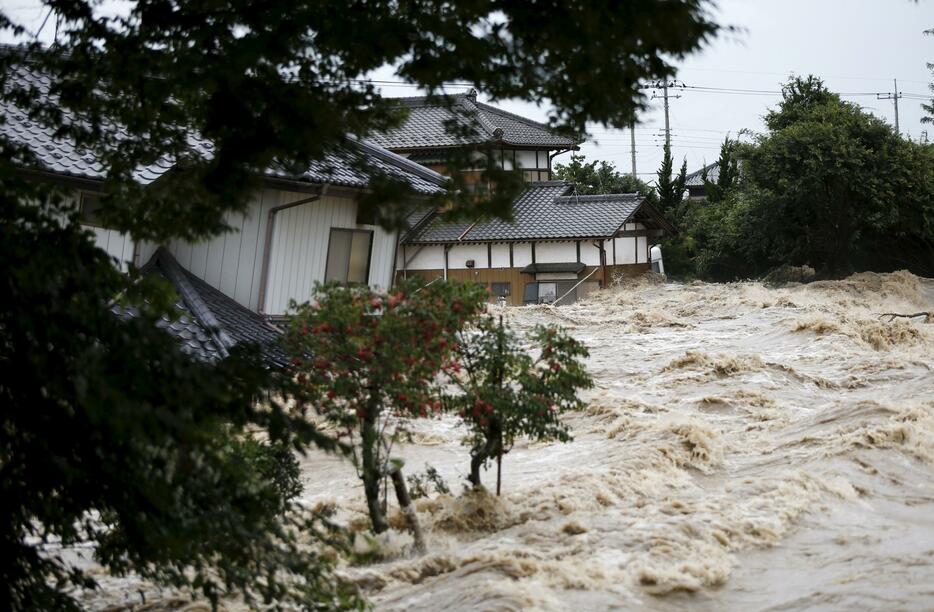 台風18号の大雨で鬼怒川が決壊し、土砂が住宅に流れ込む（2015年9月10日、茨城県常総市　写真：ロイター／アフロ）