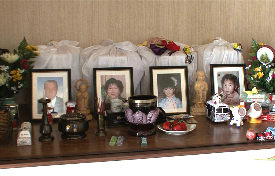 4人の遺影と骨壺。（左から）喜久蔵さん、順子さん、永吏可さん、倖太郎くん（撮影：笠井千晶）