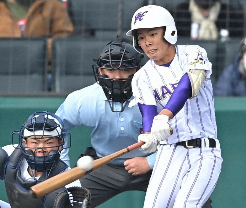 一回表東播磨1死二、三塁、熊谷が左前適時打を放つ＝阪神甲子園球場で2021年3月22日、平川義之撮影