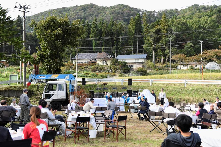 稲刈りの後には豊作を祝って催しが開かれた（写真提供：ふくしま再生の会）