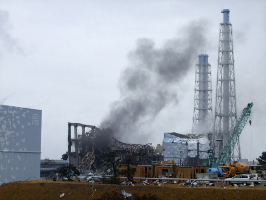福島第1原発事故3号機から黒煙（2011年3月21日　提供：TEPCO／ロイター／アフロ）