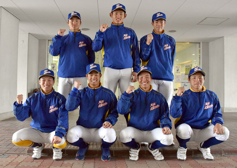 １年生外野手。前列左から後藤耀介、山中椋平、村上陽人、星野壮汰選手。後列左から桐山賢祐、伊藤颯希、古田皐選手＝岐阜市長良福光の長良川球場で２０２１年３月５日、熊谷佐和子撮影