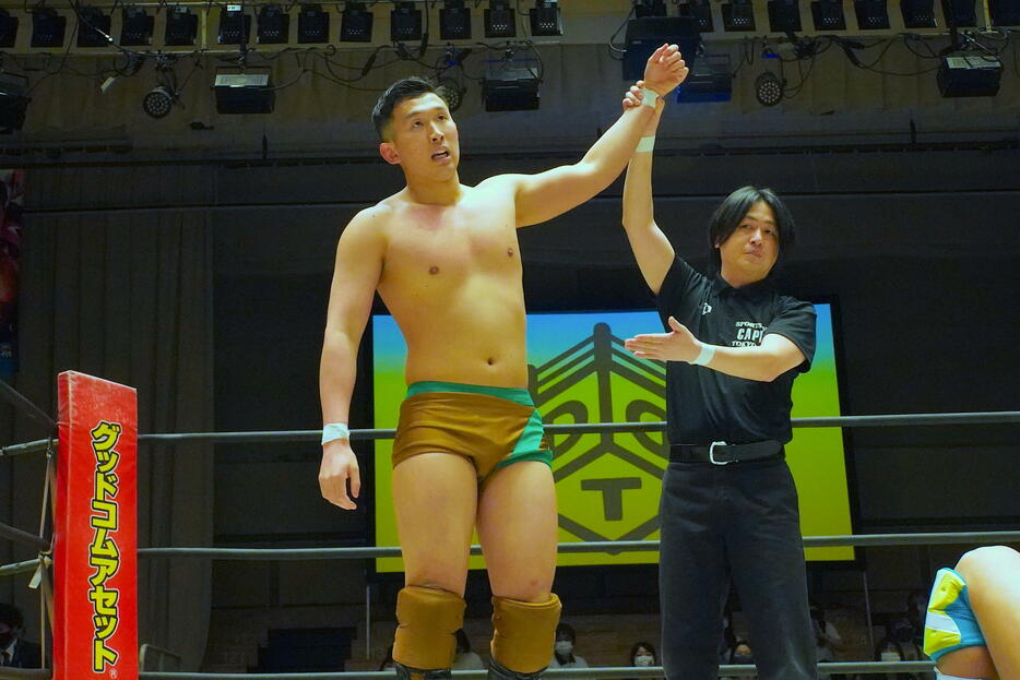 勝ち名乗りの瞬間（写真提供：DDTプロレスリング）