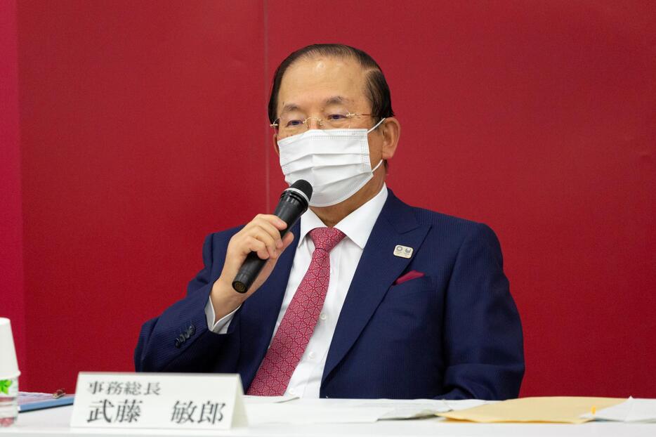 会見する武藤敏郎事務総長（写真：代表撮影/ロイター/アフロ）