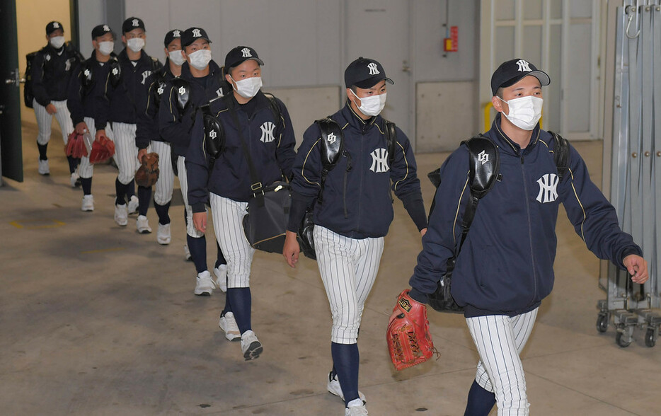 雨天練習を終え、阪神甲子園球場を出る八戸西の選手たち＝兵庫県西宮市で２０２１年３月２１日、津村豊和撮影