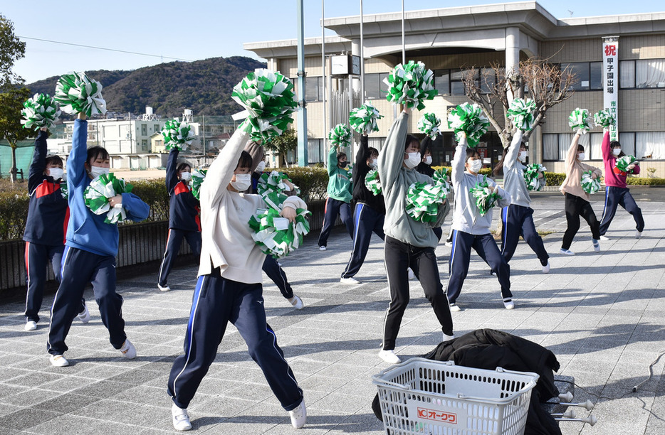 甲子園での応援に備え、練習に励むバトン部の部員たち＝和歌山市六十谷の市和歌山で２０２１年３月２日午後３時４２分、橋本陵汰撮影