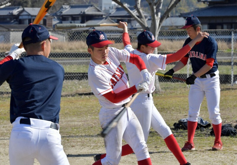 素振りをする聖カタリナ学園の選手たち＝松山市で2021年2月6日、平川義之撮影