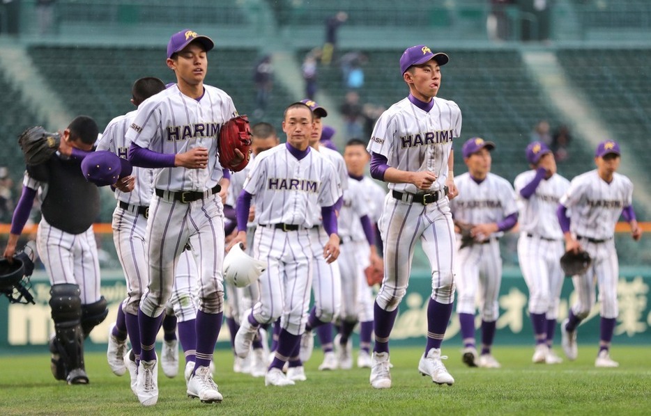 応援席へのあいさつを終え、肩を落として引き揚げる東播磨の選手たち＝兵庫県西宮市の阪神甲子園球場で、吉田航太撮影