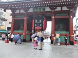 東京の名所・浅草寺の雷門の観光客は激減した（2020年7月26日写す）