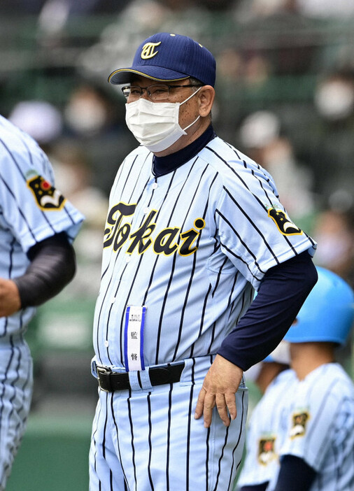 ベンチ前に立つ東海大甲府の村中秀人監督＝阪神甲子園球場で2021年3月20日、藤井達也撮影