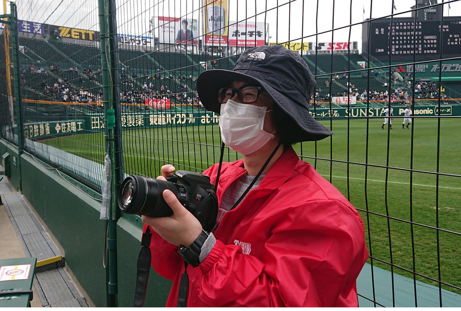 阪神甲子園球場のアルプス席でカメラを手にする加藤晴美さん＝兵庫県西宮市で、望月靖祥撮影