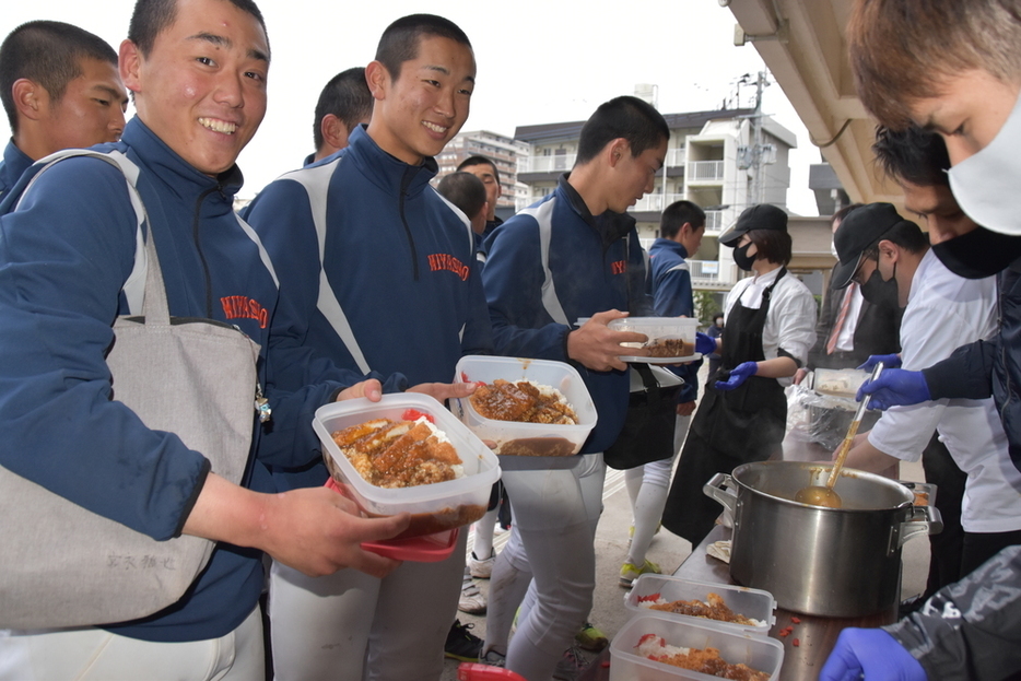 山盛りのカツカレーを振る舞われ笑顔の宮崎商野球部員