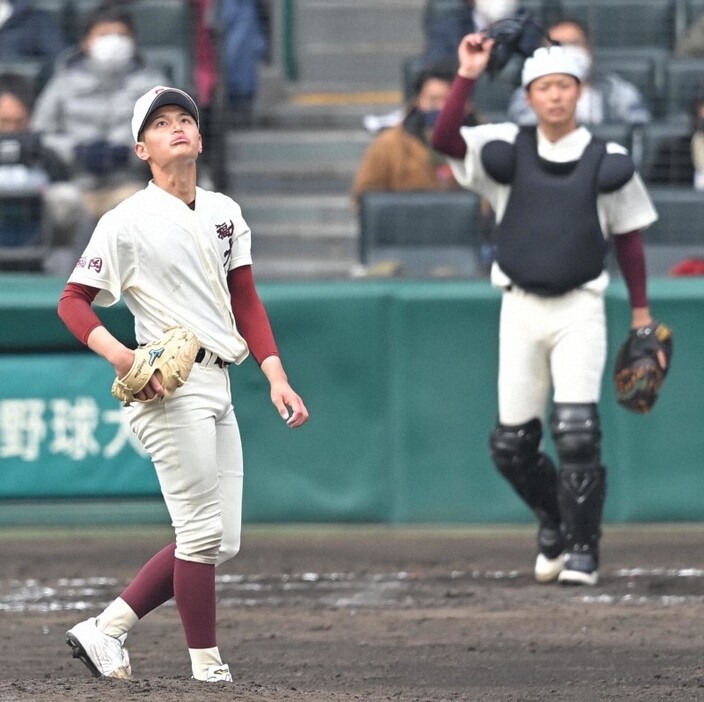 強気と破天荒が演じた完投劇 福岡大大濠バッテリー 選抜高校野球 (センバツLIVE！) - Yahoo!ニュース