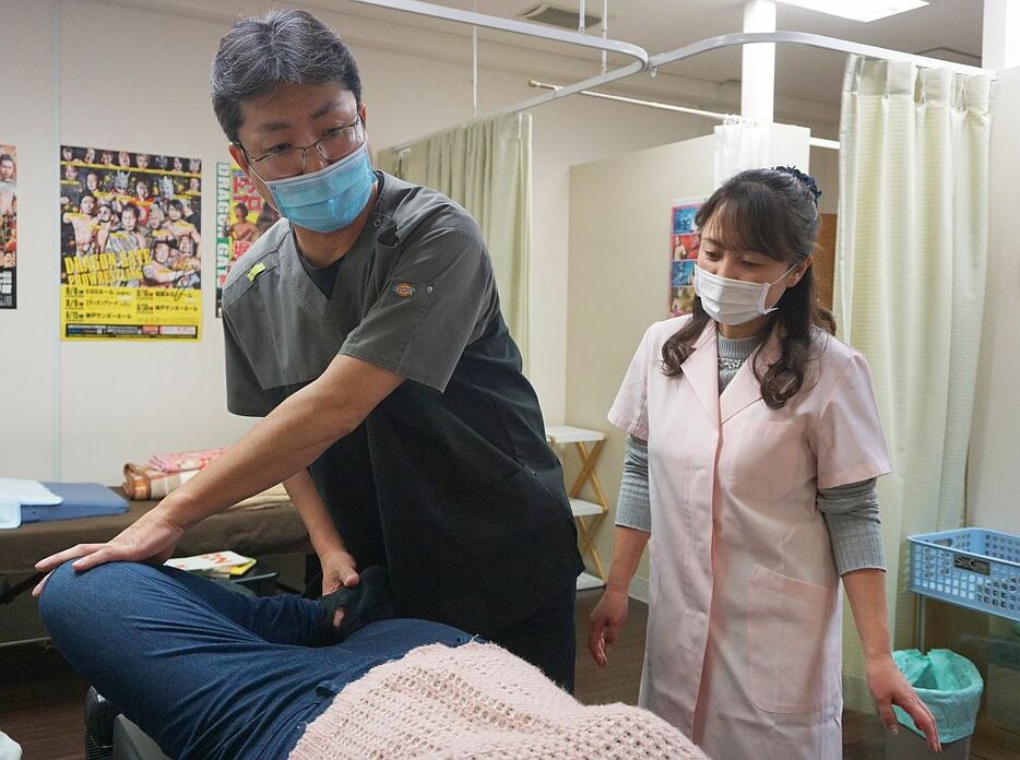 ［写真］大助さんは故郷である南相馬市でも2004年に鍼灸治療院を開業していた