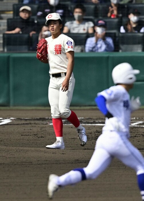 一回表明豊無死、幸（右手前）に先頭打者本塁打を打たれ、ぼう然とする智弁学園先発の西村＝阪神甲子園球場で2021年3月29日、藤井達也撮影