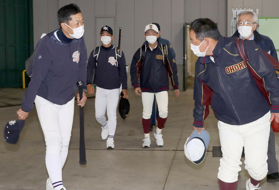 雨天練習を終え、阪神甲子園球場を出る（右手前から）福大大濠の八木監督、川本康平主将、大崎の秋山主将、清水監督