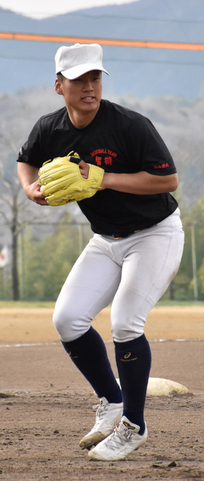 キャッチボールをする山下陽輔主将（２年）＝奈良県五條市の智弁学園で、林みづき撮影