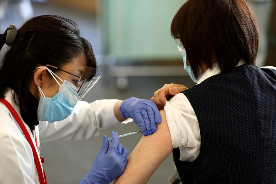 日本でも医療従事者らへの先行接種が2月から始まった。（写真：代表撮影/ロイター/アフロ）