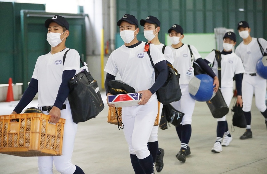 練習を終え阪神甲子園球場を後にする中京大中京の選手たち＝２０２１年３月２８日,代表撮影