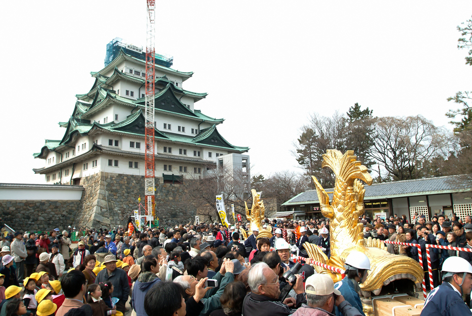 愛知万博開催を記念した展示のため名古屋城天守の屋根から下ろされた金のシャチホコ（2005年3月3日、花井知之／NAMEDIA）