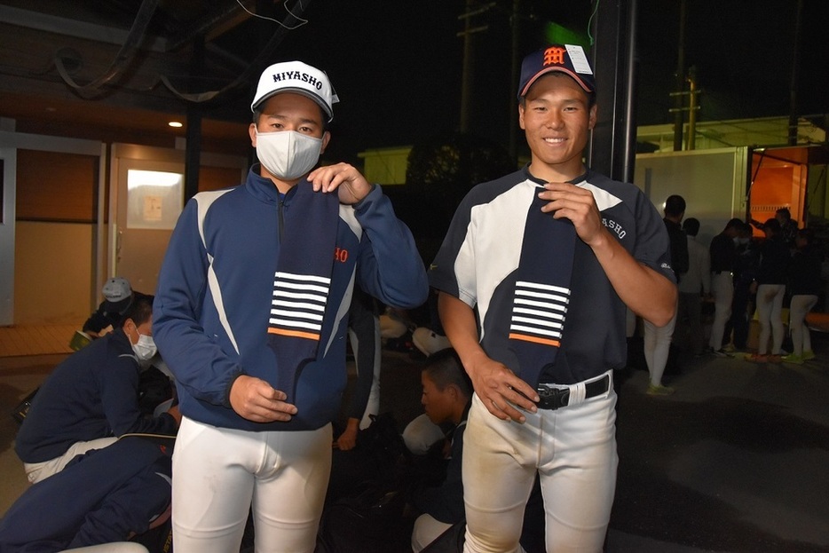 甲子園用に新調した試合帽などと共に今回で７回目となる出場回数を新たに刻んだ新ソックスを手に持つ宮崎商野球部員