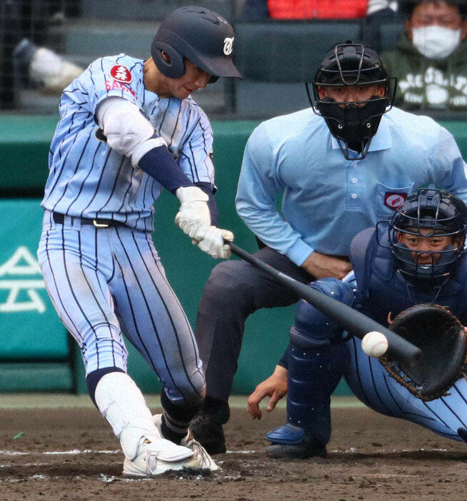 【東海大相模－東海大甲府】延長十一回表東海大相模1死二塁、大塚が右前適時打を放つ＝阪神甲子園球場で2021年3月20日、吉田航太撮影