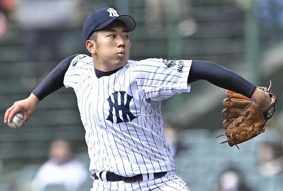 米大リーグ・ヤンキースに似たユニホームで甲子園を沸かせた八戸西＝阪神甲子園球場で2021年3月22日、津村豊和撮影