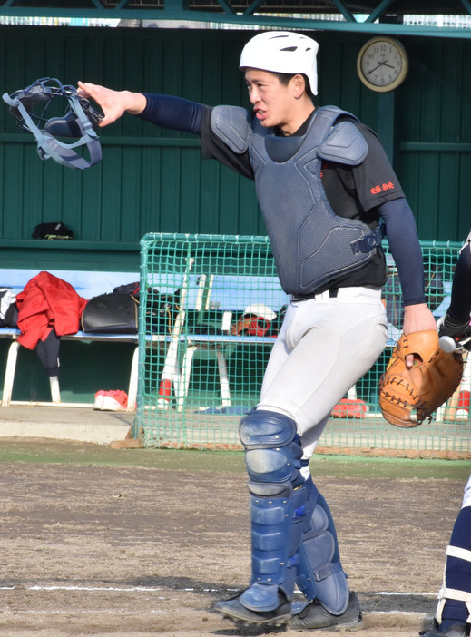 実戦練習に励む安藤壮央捕手（２年）＝奈良県五條市の智弁学園で