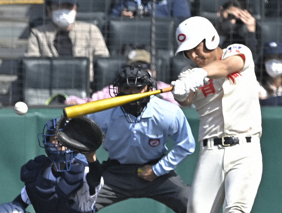 【広島新庄－智弁学園】三回裏智弁学園2死一、三塁、山下が右前適時打を放つ＝阪神甲子園球場で2021年3月27日、津村豊和撮影