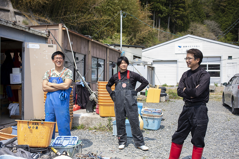 佐藤さんの元で働く三浦大輝さん（左）と富樫翔さん（中央）