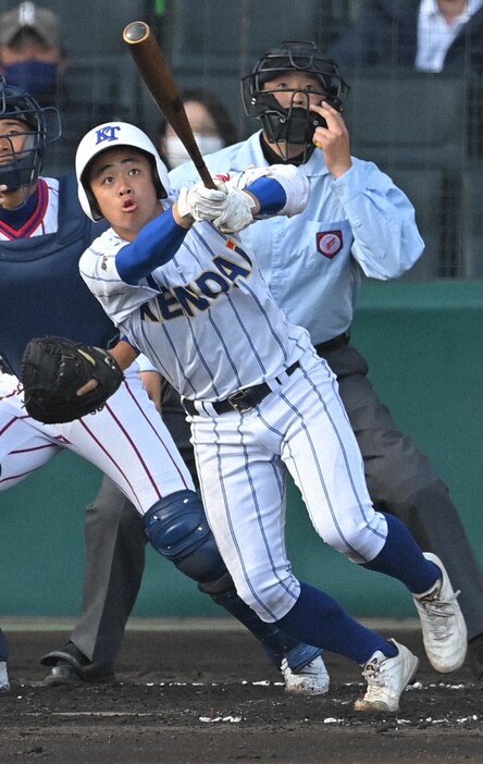 二回裏健大高崎1死一塁、伊藤が中越えに適時二塁打を放つ＝阪神甲子園球場で2021年3月19日、平川義之撮影