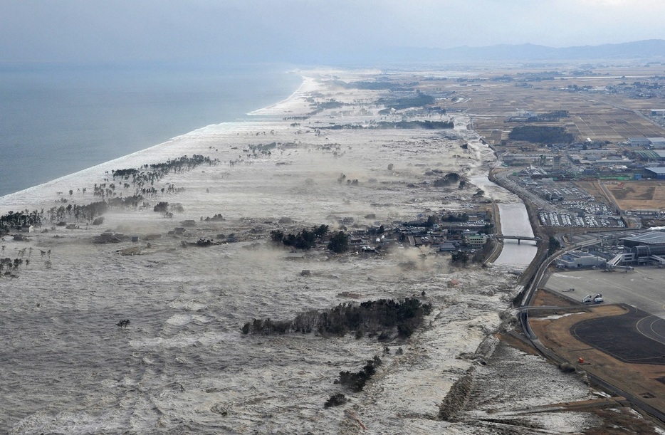 東日本大震災で津波に襲われた岩沼市の沿岸。右下は仙台空港（2011年3月11日午後3時56分　写真：手塚耕一郎／毎日新聞社／アフロ）