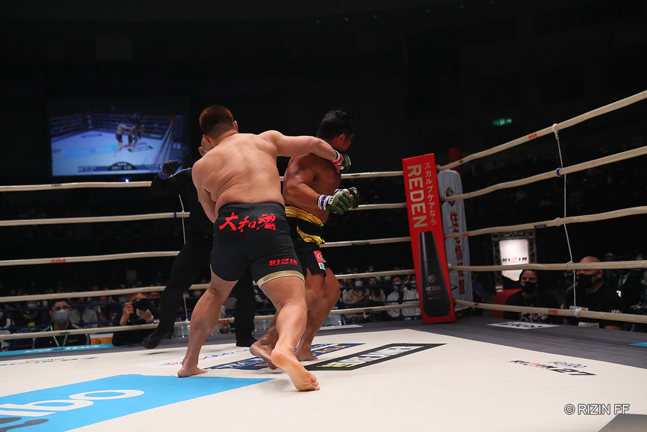 スダリオ剛は強烈な右フックで宮本和志を撃沈(写真・RIZIN FF）