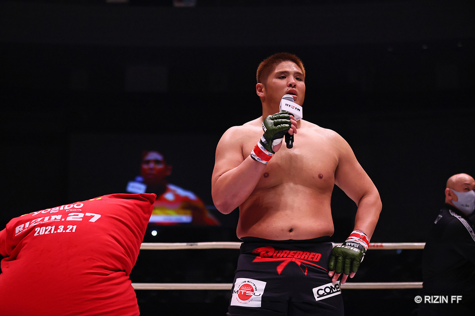 元貴ノ富士のスダリオ剛はプロレスラーの宮本和志を秒殺KOした後に暴れた(写真・RIZIN FF）