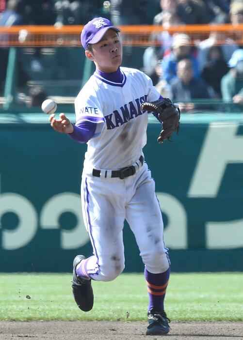 第88回センバツ大会に釜石の二塁手として出場した奥村颯吾さん＝阪神甲子園球場で2016年3月21日、大竹禎之撮影