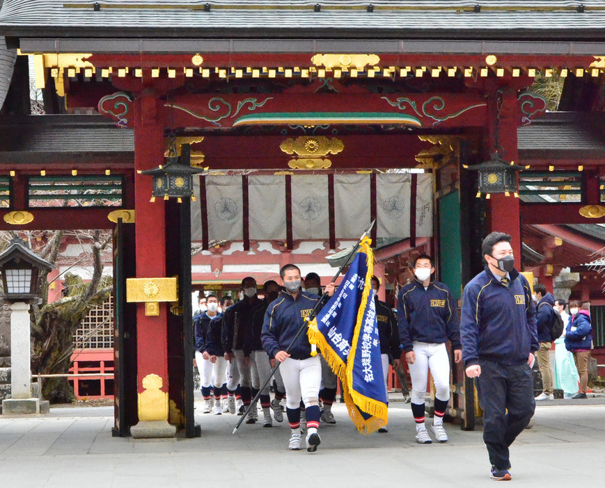 センバツ旗とともに必勝祈願に訪れる選手ら＝宮城県塩釜市の塩釜神社で２０２１年３月５日、升谷志摩撮影