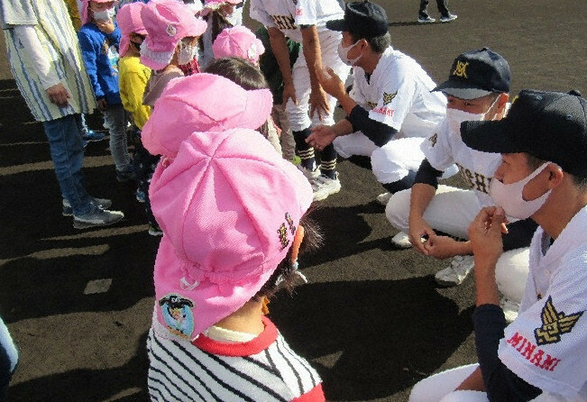 2020年11月に開かれた野球体験会で、三島南の選手と交流する静岡県三島市立大場幼稚園の園児たち＝大場幼稚園提供