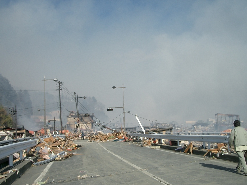 大槌町の古廟（こびょう）橋。2011年3月12日（写真集『がんばっぺし大槌』より）