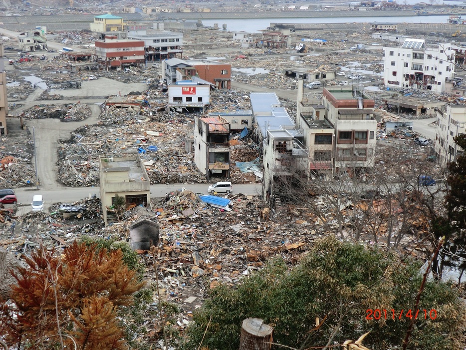城山から撮影した市街地。2011年4月10日（写真集『がんばっぺし大槌』より）