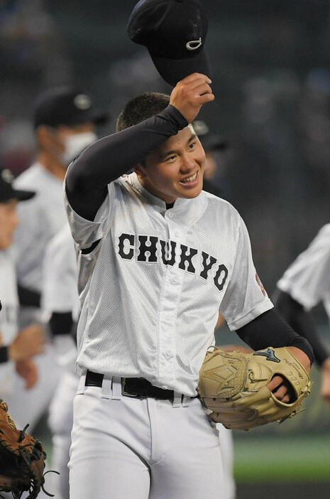 第93回選抜高校野球大会準々決勝【中京大中京－東海大菅生】完封し笑顔を見せる中京大中京の畔柳＝阪神甲子園球場で2021年3月29日、津村豊和撮影