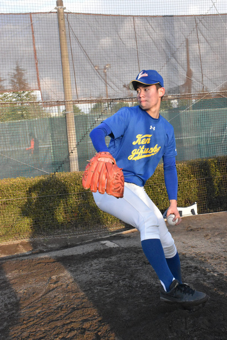 投球練習をする県岐阜商の野崎。最速144キロのエースは入学時から10キロ以上球速が伸びた＝熊谷佐和子撮影