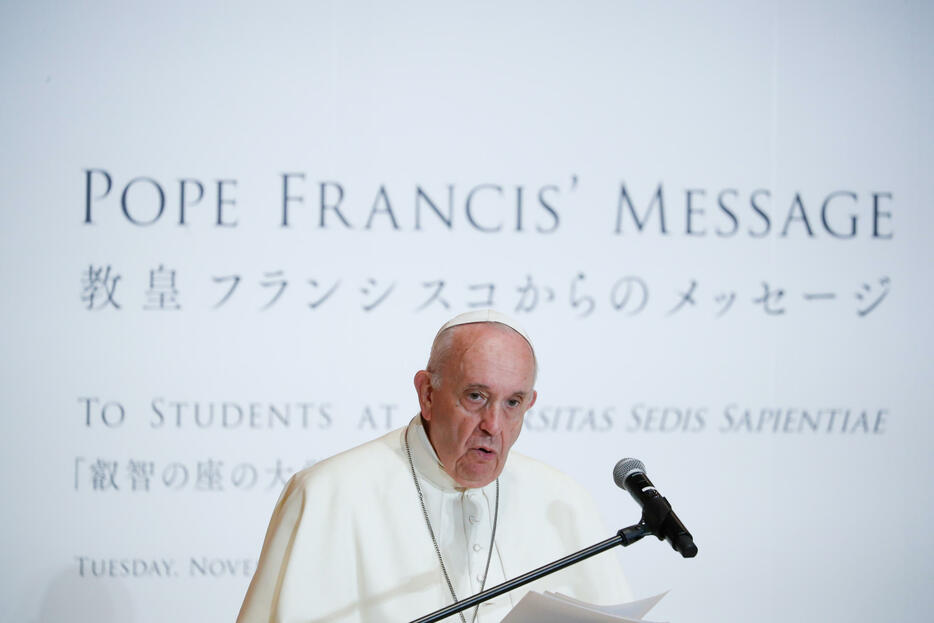 2019年11月、ローマ教皇として38年ぶりに日本を訪問した教皇フランシスコは、上智大学で講演した（写真：代表撮影/ロイター/アフロ）